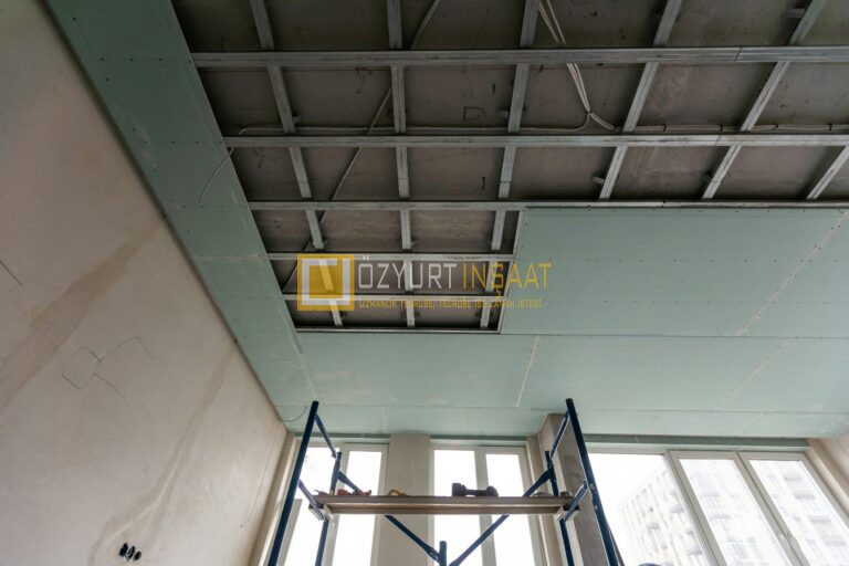 Ceiling installation with expert technicians In the room that is in the construction process