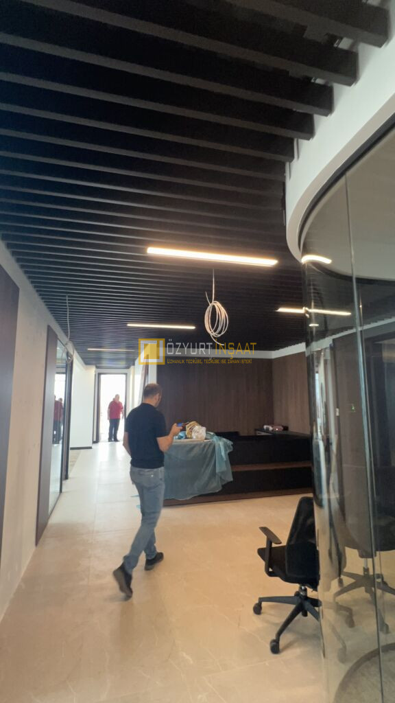 ankara anahtar teslim ofis tadilatı dekorasyonu baffle tavan ve alçıpan bölme duvar